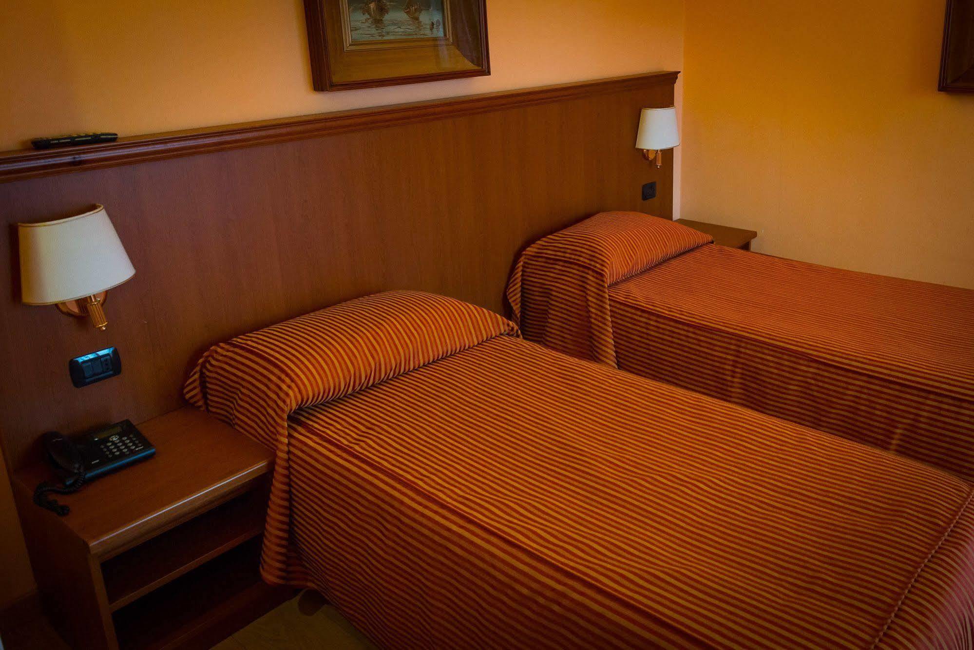 Hotel & Apartments Rinaldo Borgomanero Exteriér fotografie